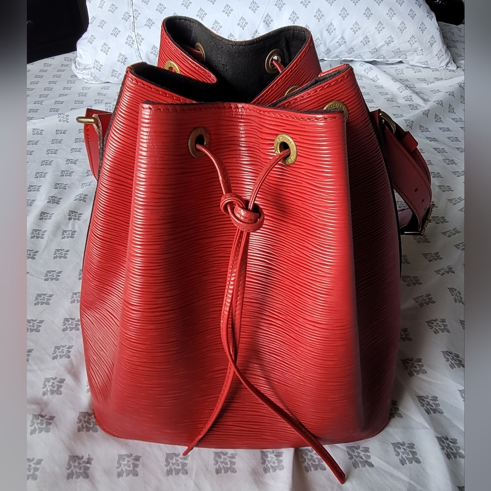 Louis Vuitton Petite Noe Strawstring Bucket Shoulder Bag In Red Epi Leather